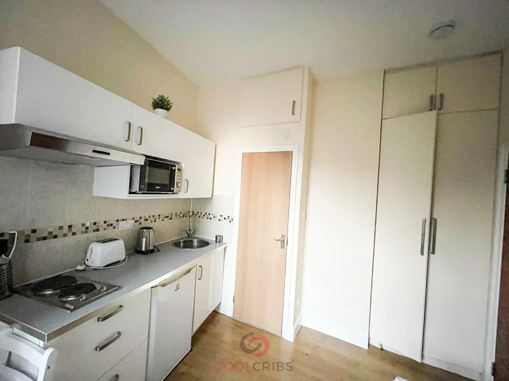 Flat Blythe Road in Greater London