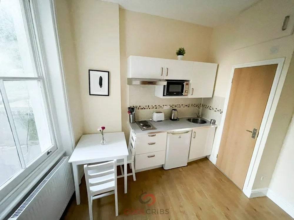 Flat Blythe Road in Greater London