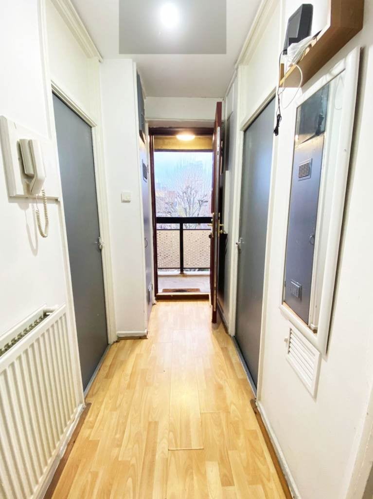 Flat Woodseer Street in Greater London