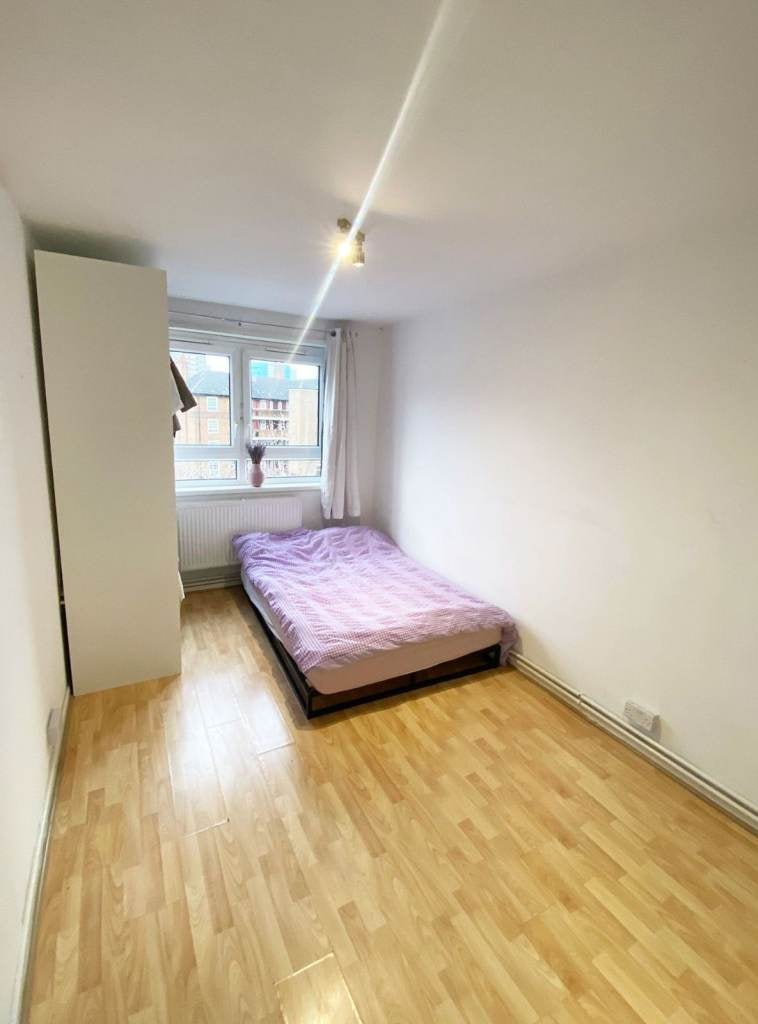 Flat Woodseer Street in Greater London