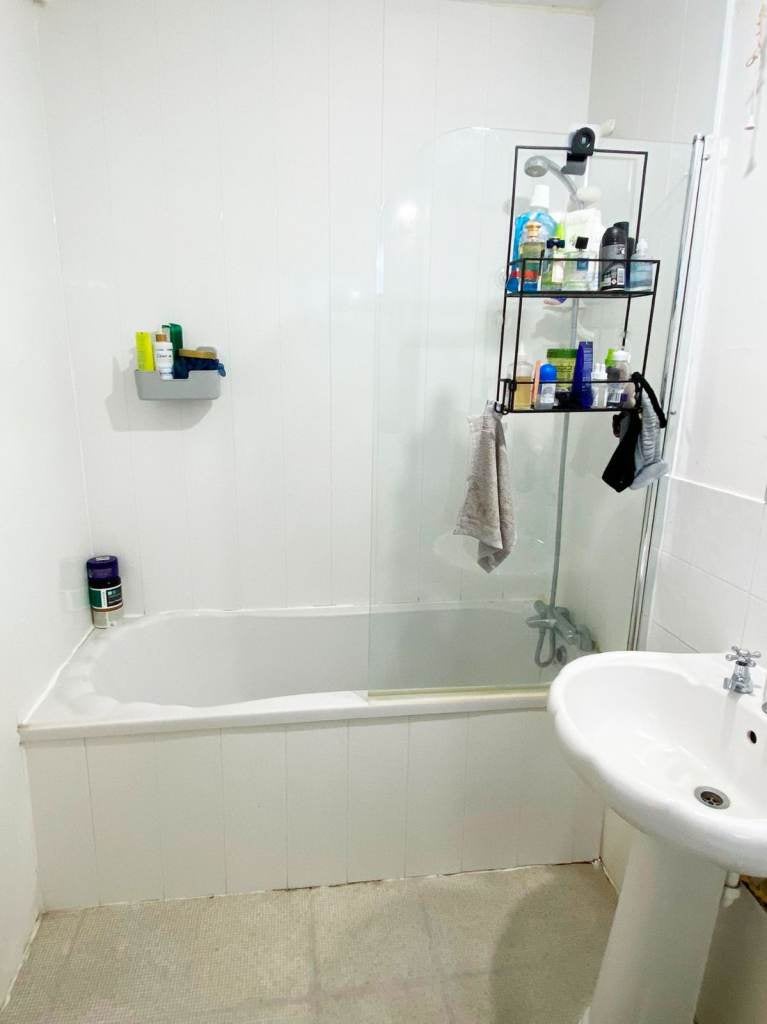 Flat Woodseer Street in Greater London