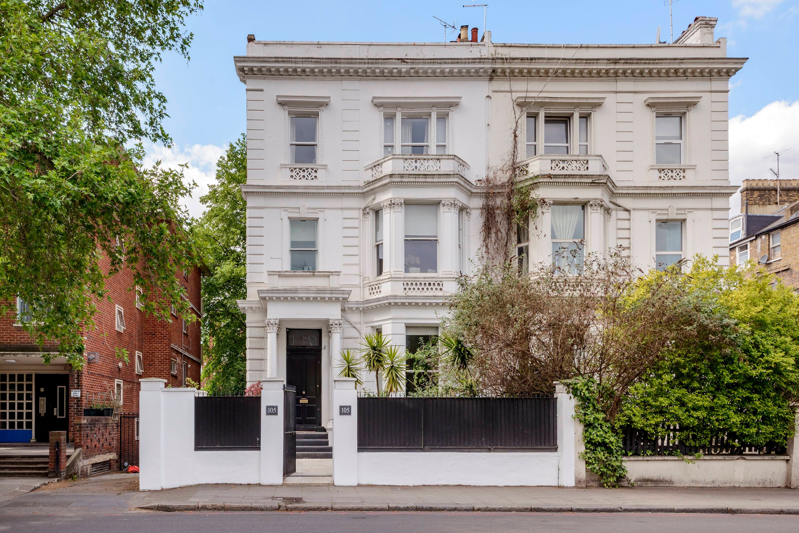 Flat Holland Road in Greater London