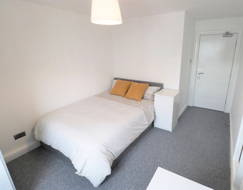 Room Clarendon Road in Leeds