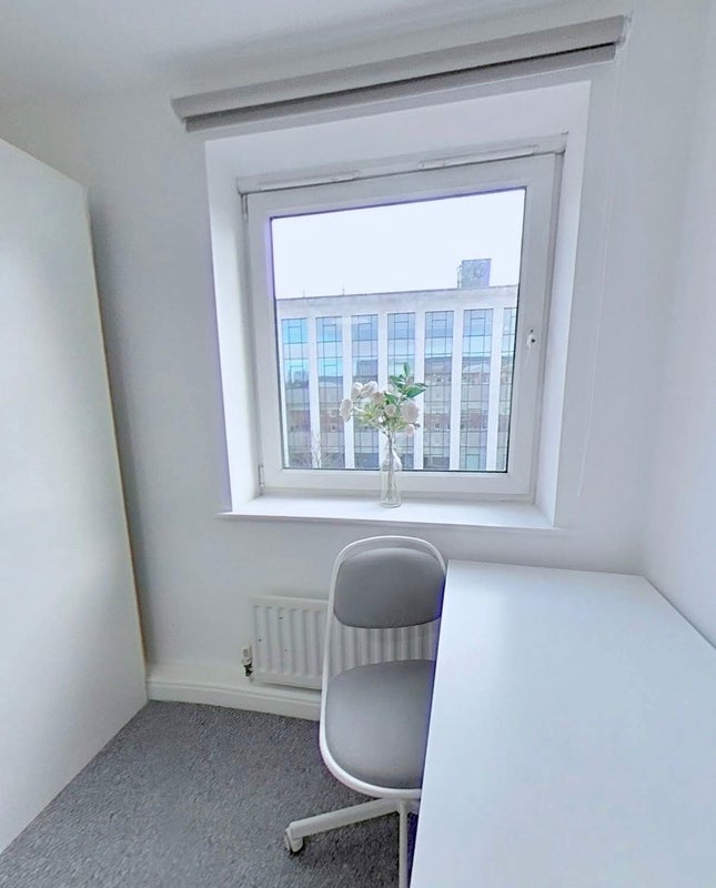 Room Clarendon Road in Leeds