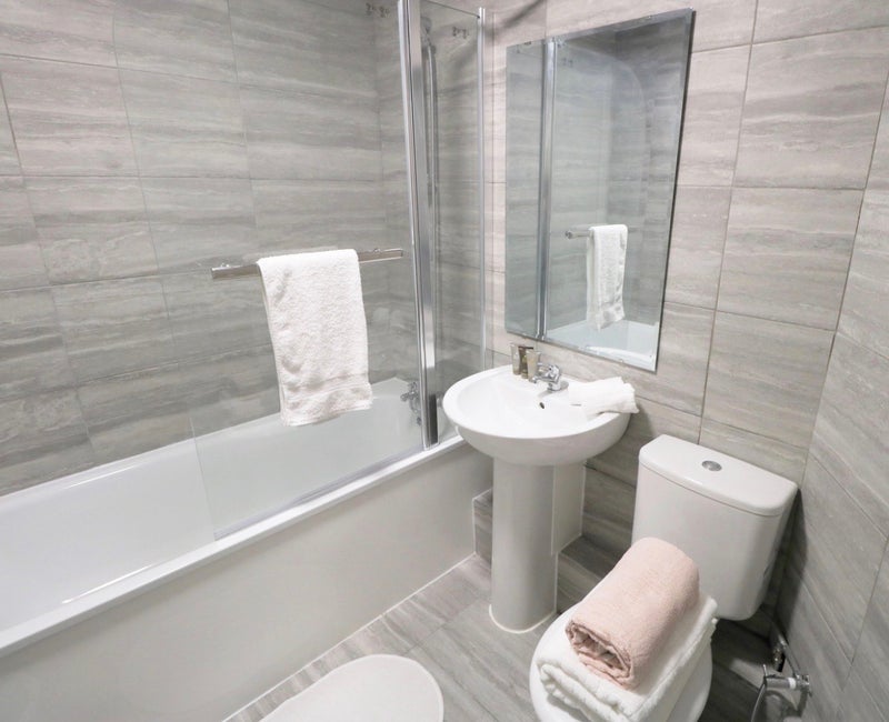 Room Clarendon Road in Leeds