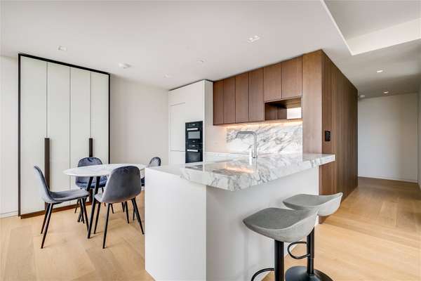 Flat Sutton Walk in Greater London