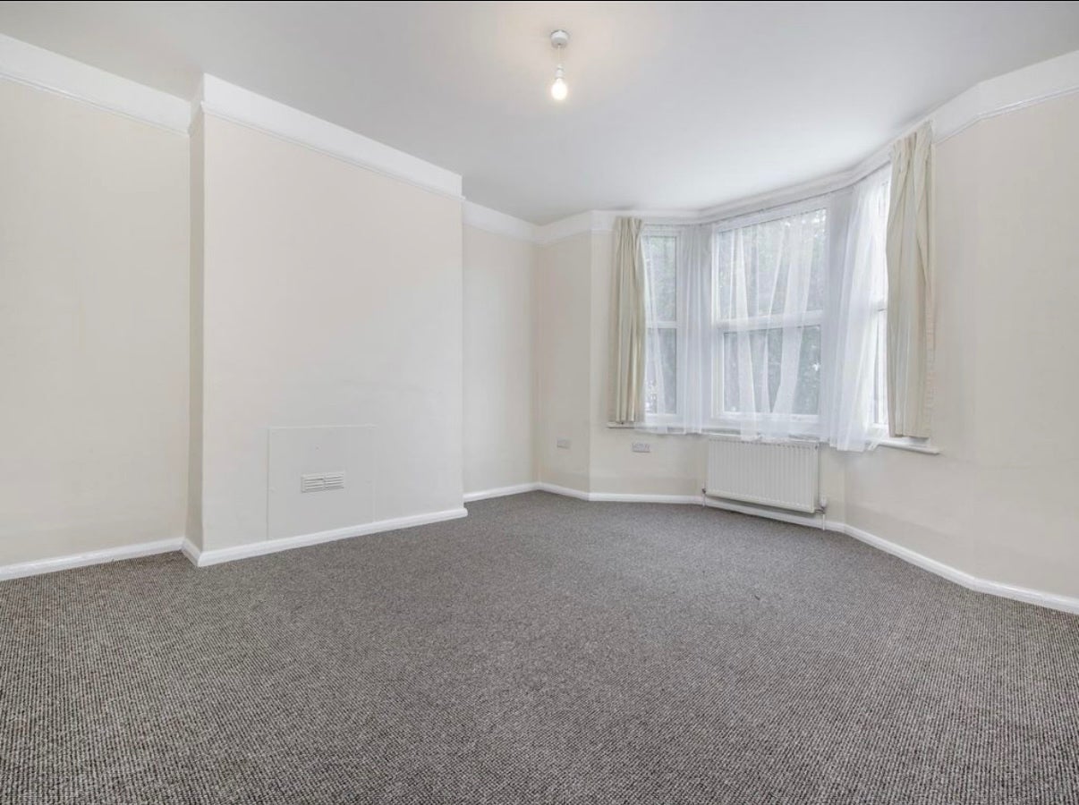 Room Desborough Road in High Wycombe
