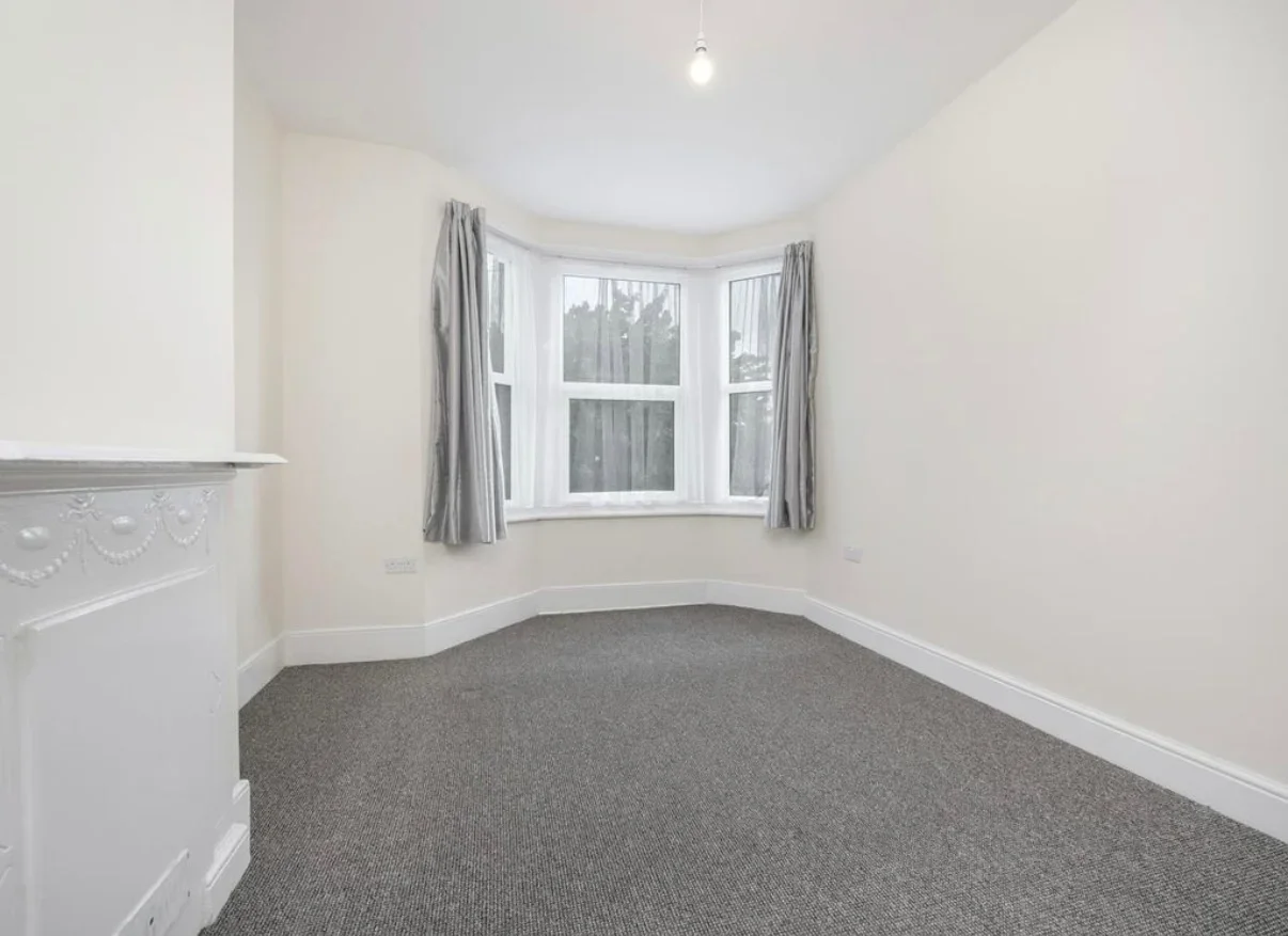 Room Desborough Road in High Wycombe