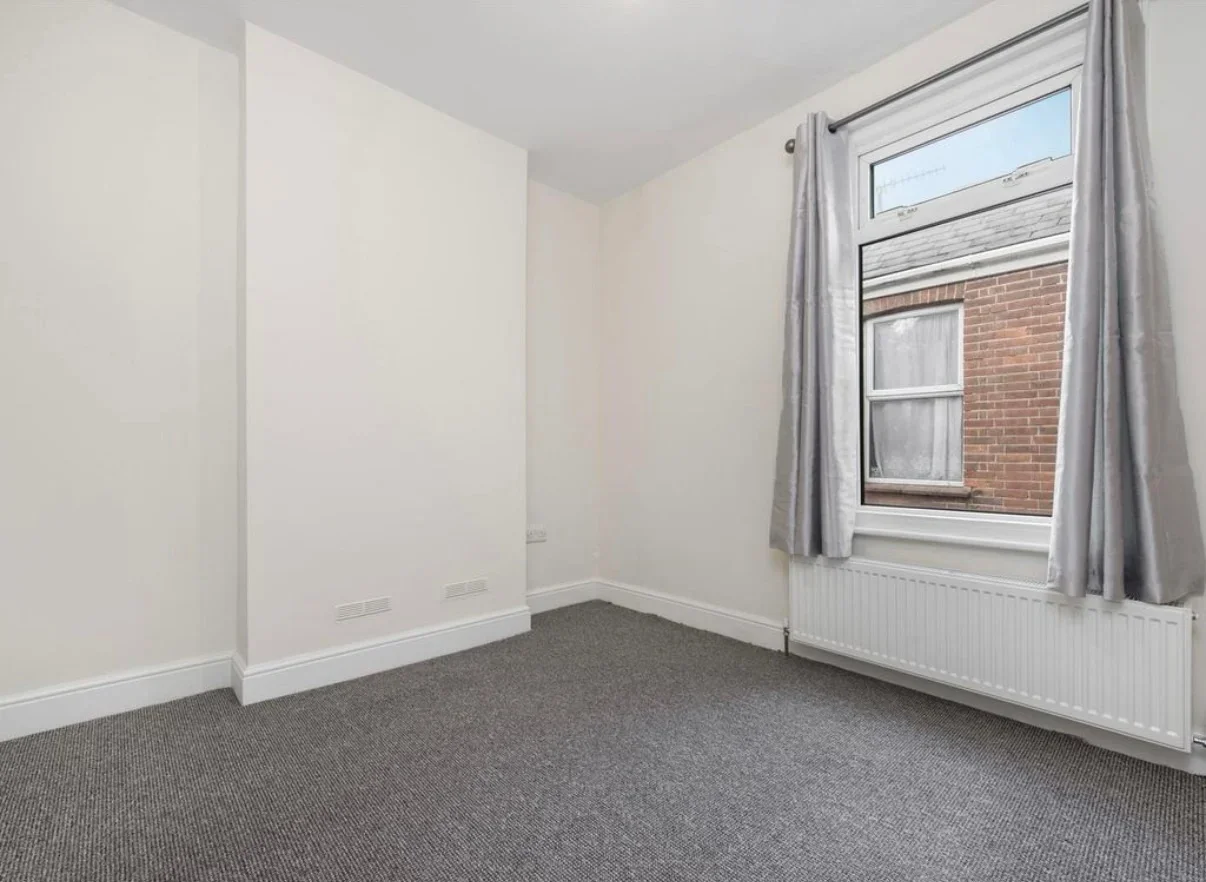 Room Desborough Road in High Wycombe