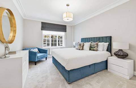 Flat Kensington High Street in Greater London