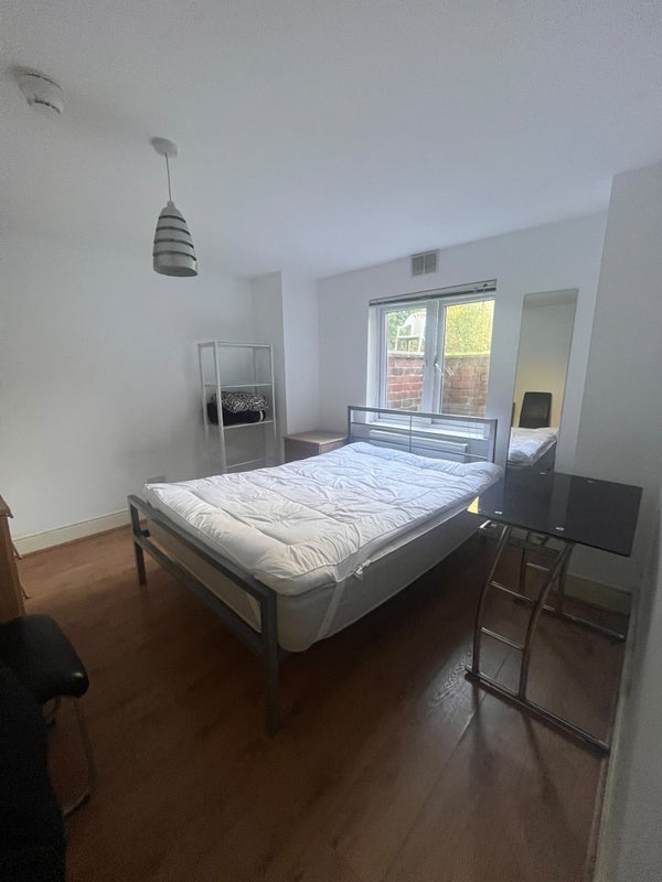 Room Derby Road in Manchester