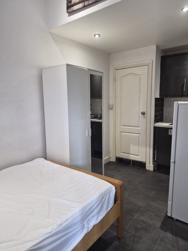 Room Buckingham Drive in Luton