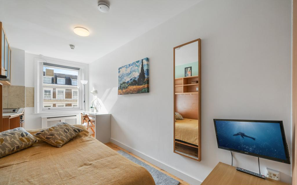 Flat Penywern Road in Greater London