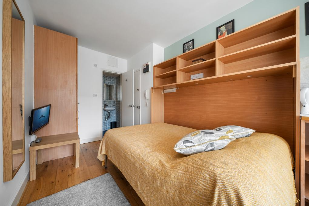 Flat Penywern Road in Greater London