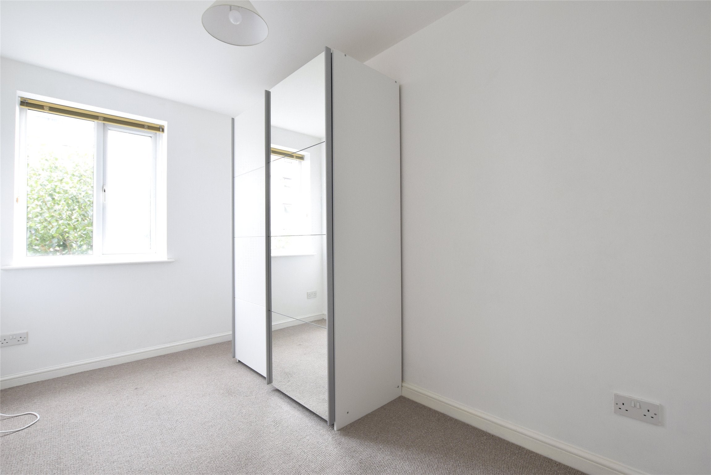 Flat Sheldons Court in Cheltenham