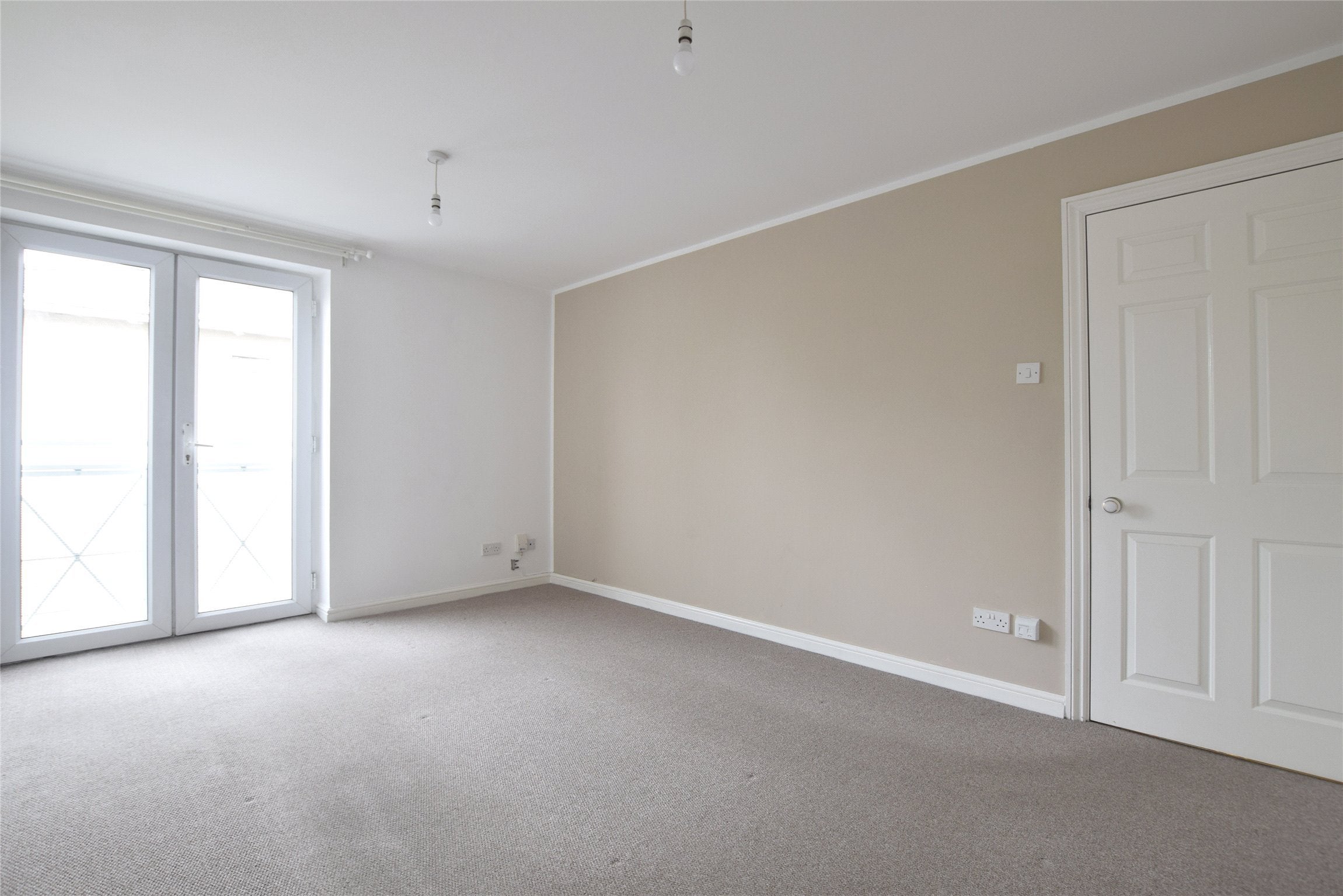 Flat Sheldons Court in Cheltenham