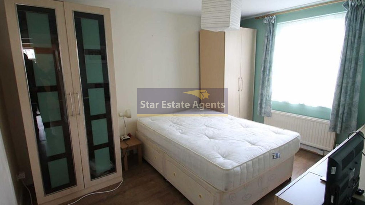 Flat Kingston Lane in Greater London