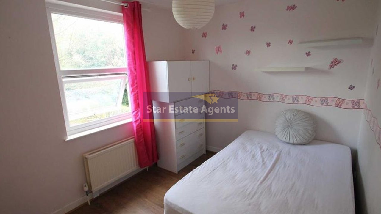 Flat Kingston Lane in Greater London