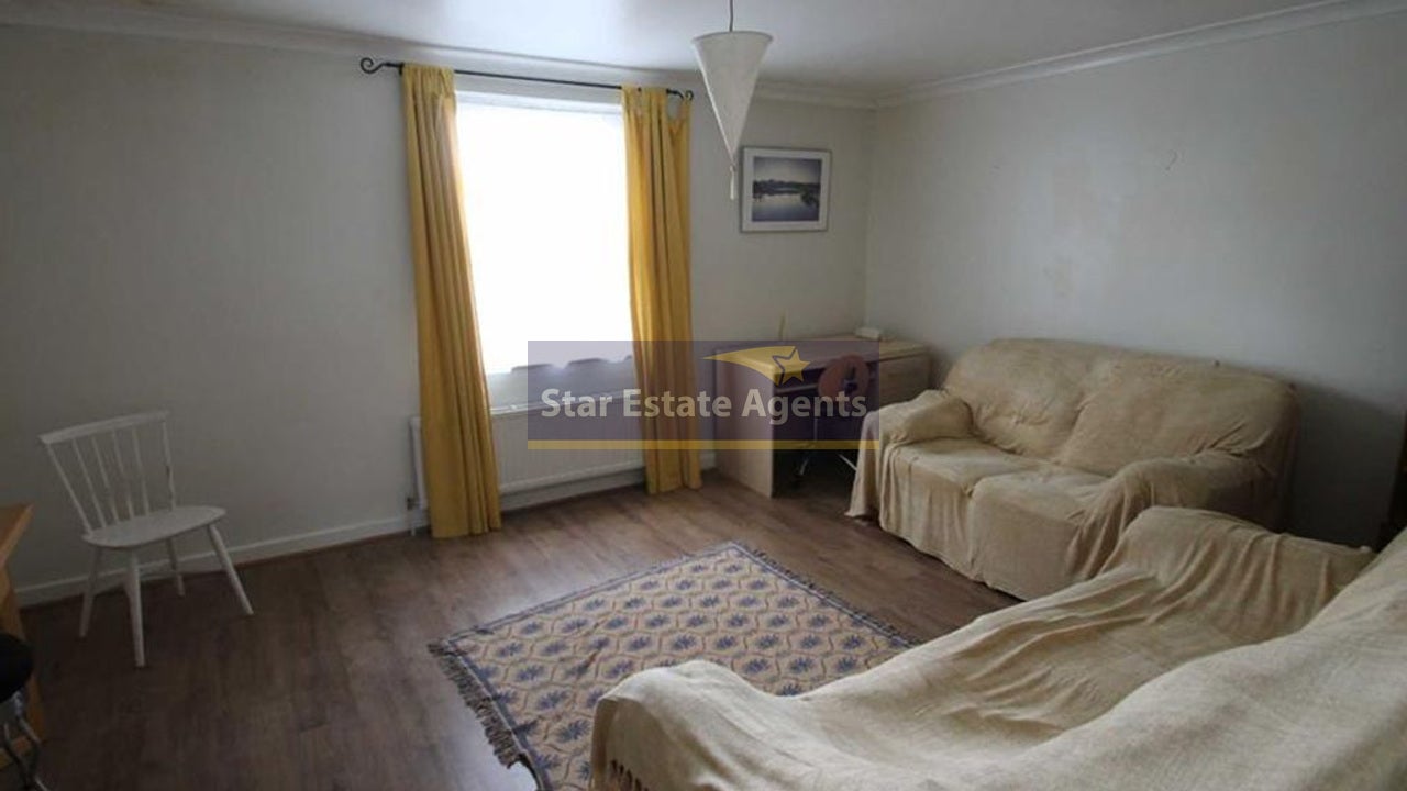 Flat Kingston Lane in Greater London