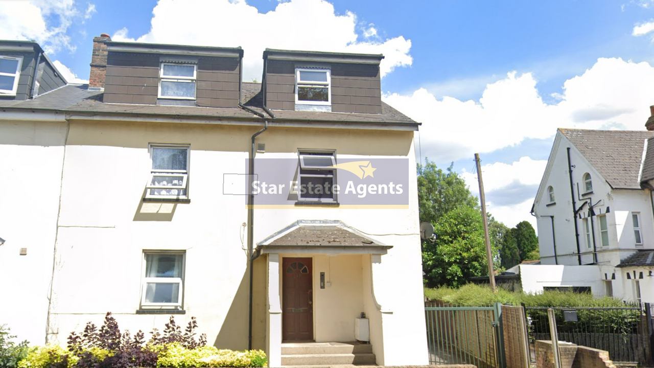 Flat Kingston Lane in Greater London