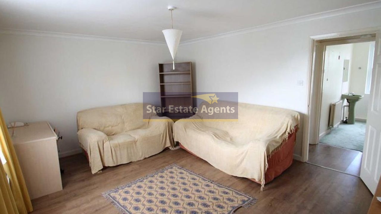 Flat Kingston Lane in Greater London