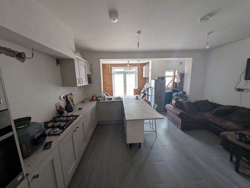 Room Forfar Road in Greater London