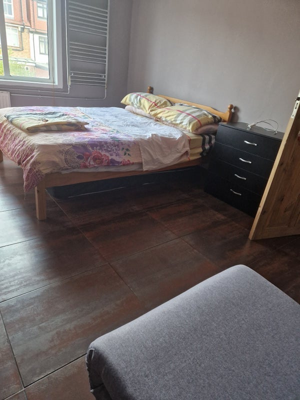 Room Forfar Road in Greater London