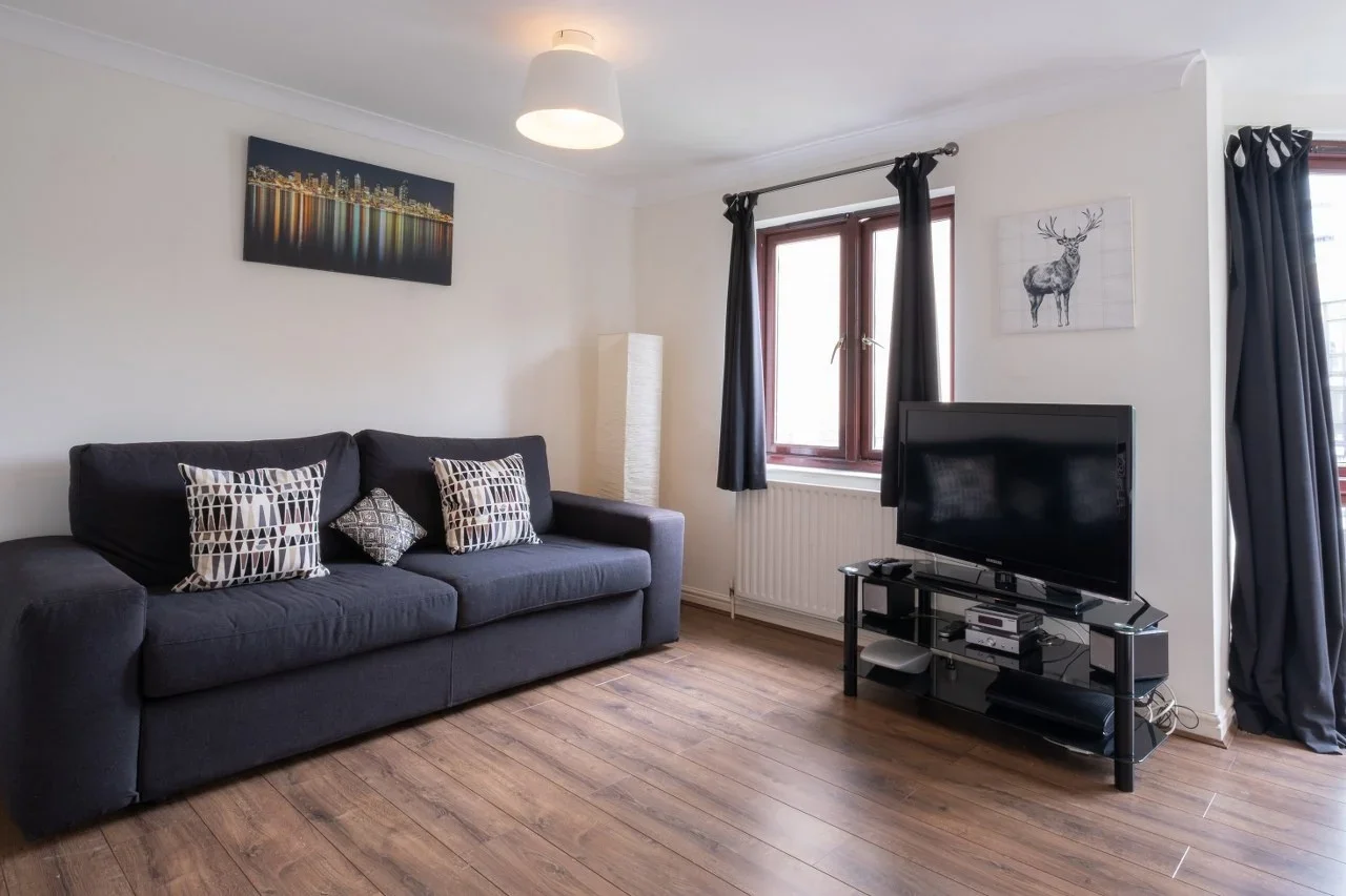 Flat Monro Way in Greater London