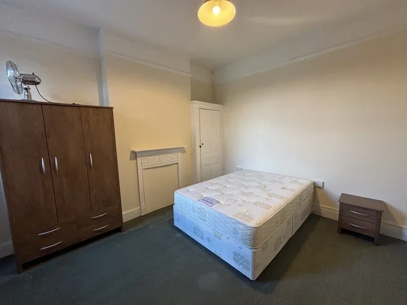 Room Highlever Road in Greater London