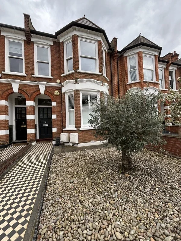 Room Highlever Road in Greater London