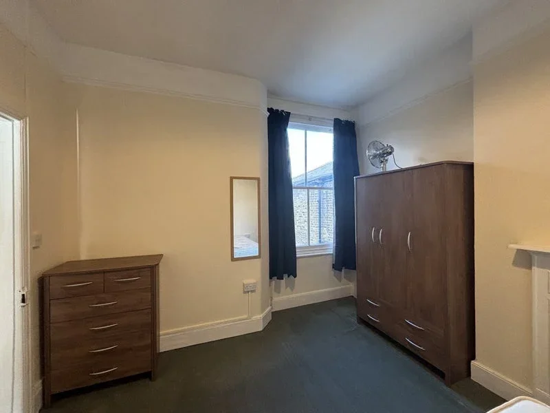 Room Highlever Road in Greater London