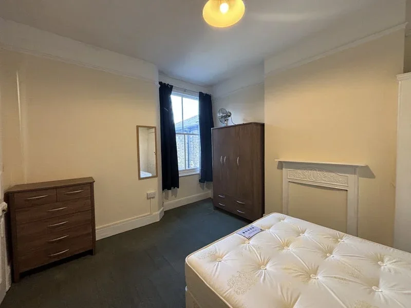 Room Highlever Road in Greater London