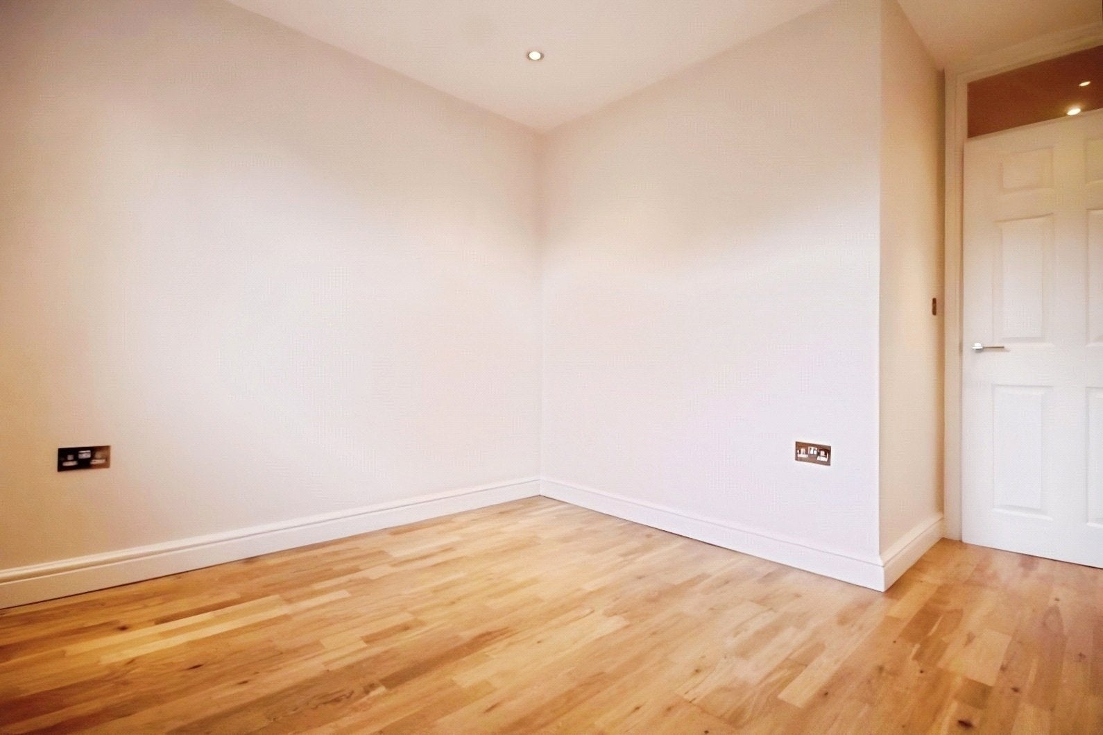 Flat Oval Road in Greater London
