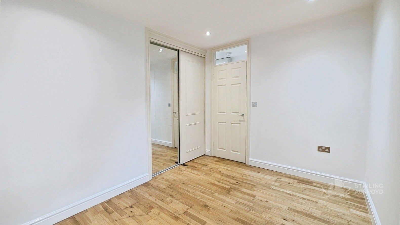 Flat Oval Road in Greater London