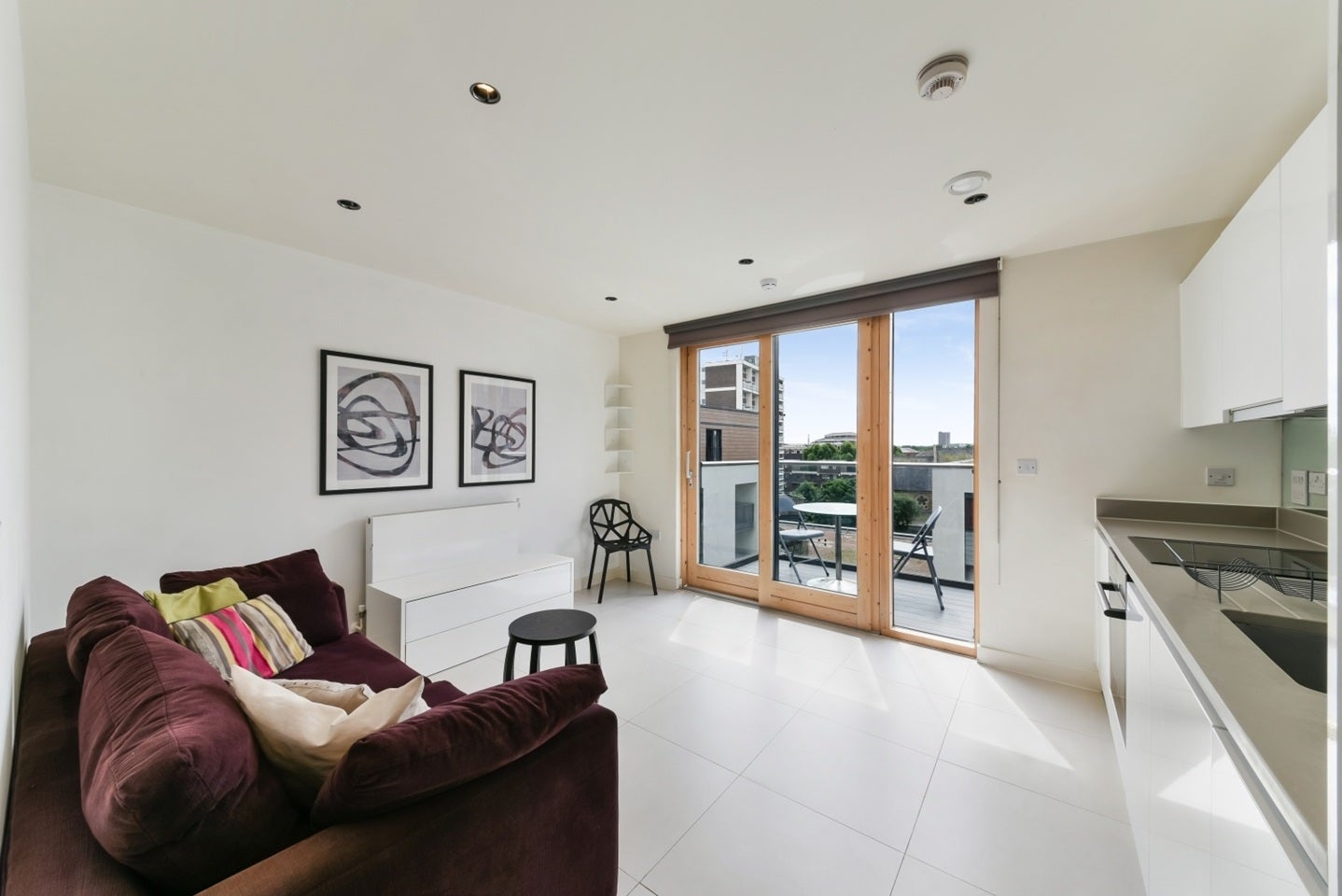 Flat Cobblestone Square in Greater London