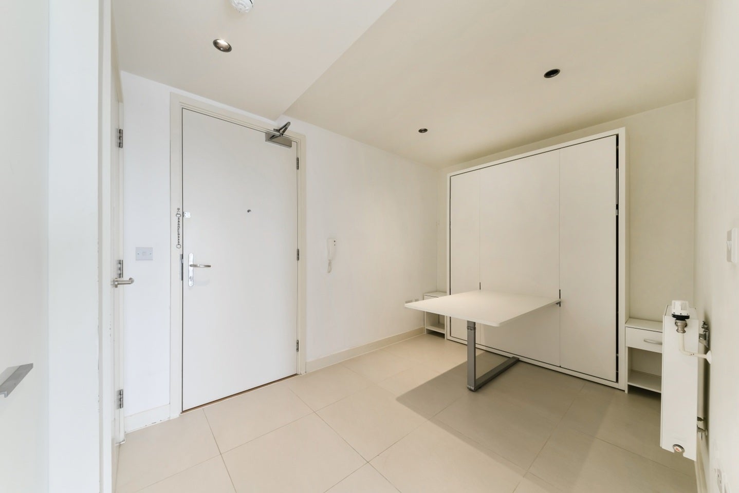 Flat Cobblestone Square in Greater London