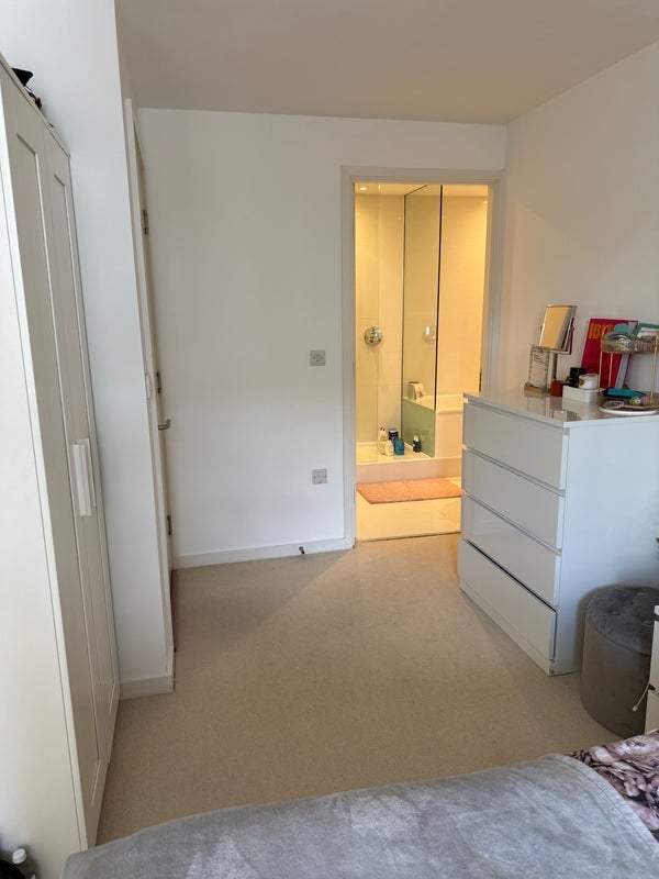 Room Grafton Square in Greater London