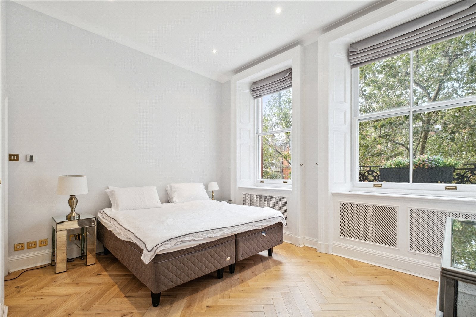 Flat Pont Street in Greater London