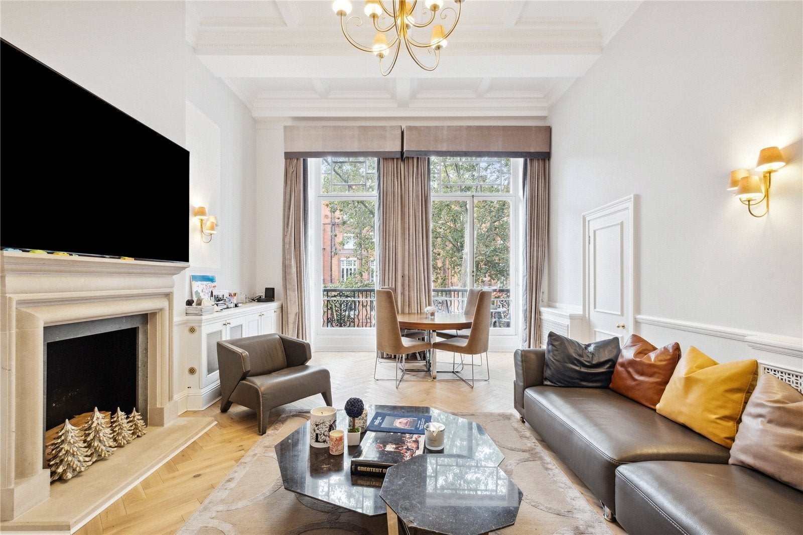 Flat Pont Street in Greater London