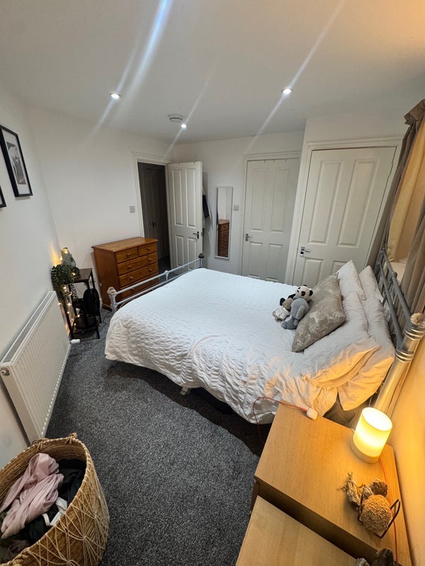 Room High Street Colliers Wood in Greater London