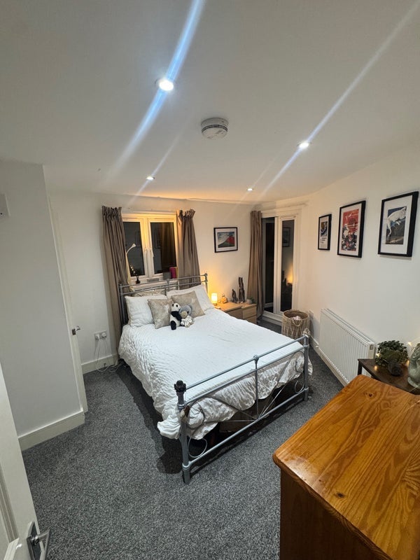 Room High Street Colliers Wood in Greater London