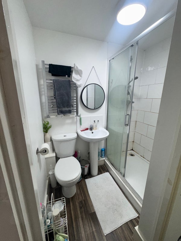 Room High Street Colliers Wood in Greater London