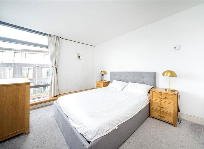 Flat Albert Embankment in Greater London