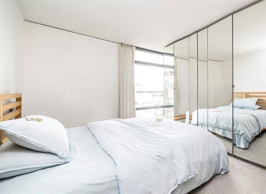 Flat Albert Embankment in Greater London