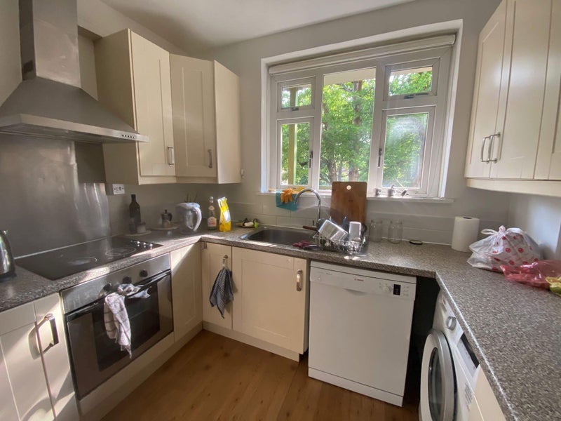 Room Sewardstone Road in Greater London