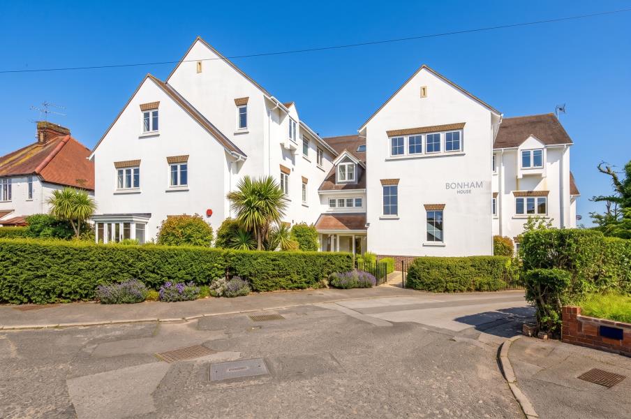 Flat Kingfield Gardens in Woking