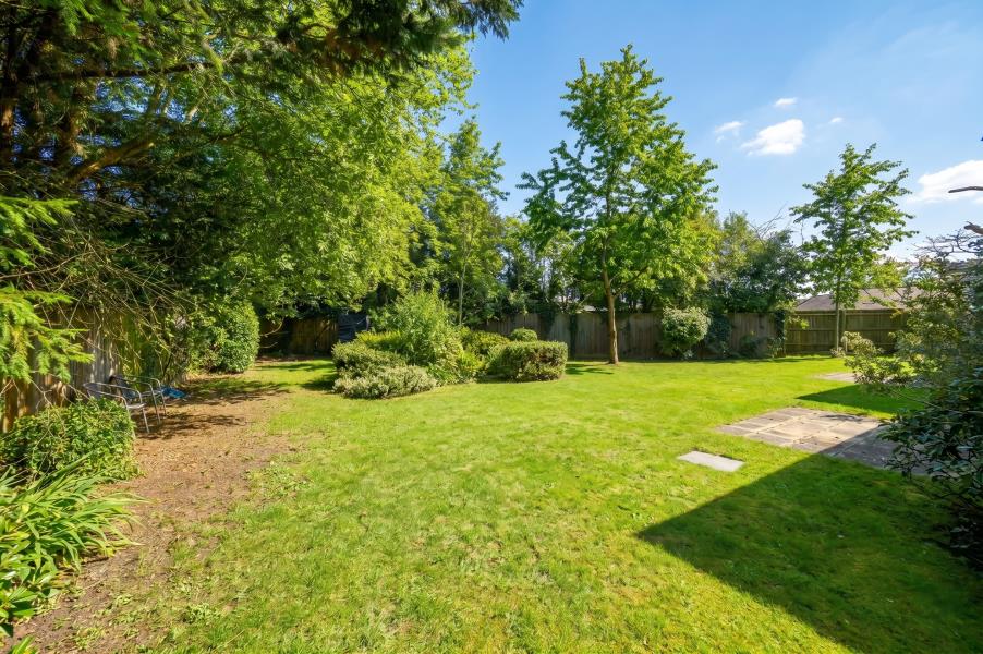 Flat Kingfield Gardens in Woking