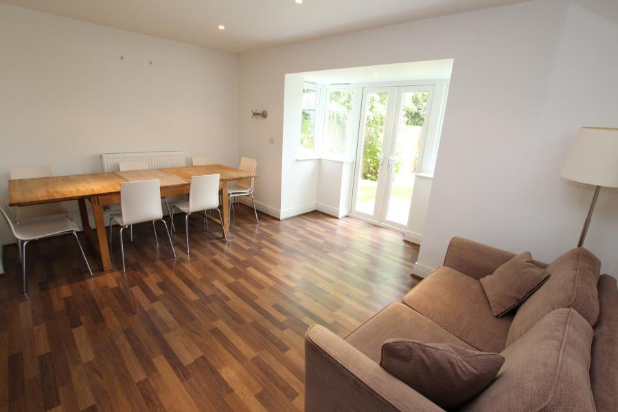 Flat Kingfield Gardens in Woking