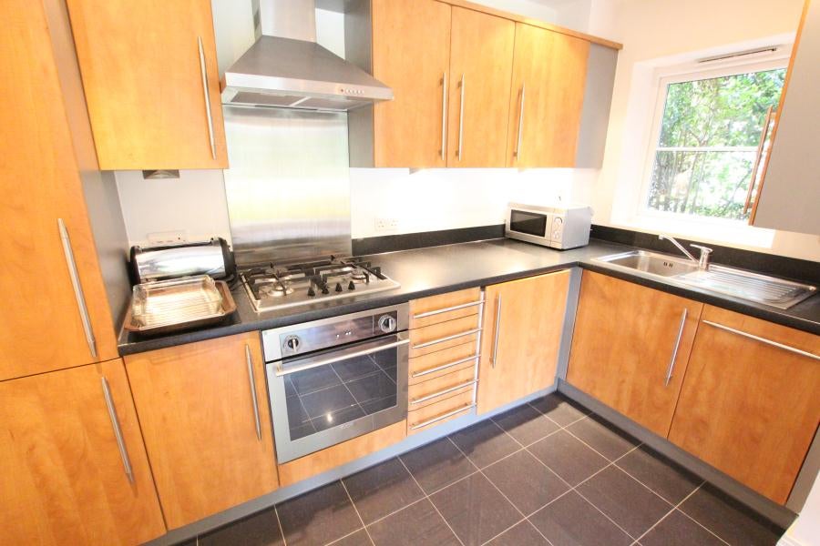 Flat Kingfield Gardens in Woking