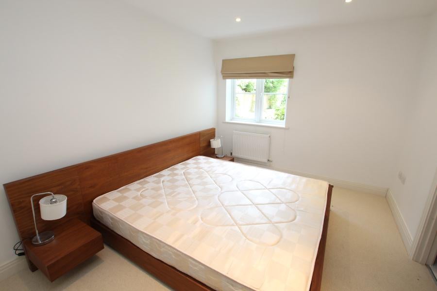 Flat Kingfield Gardens in Woking